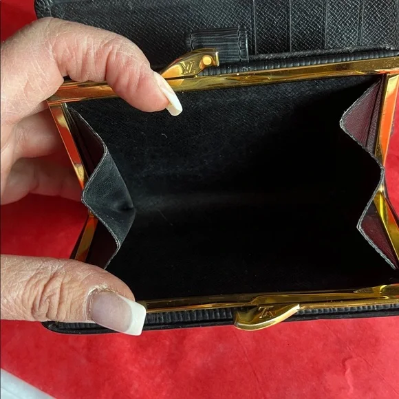 Louis Vuitton Textured Black Wallet - Picture 5 of 6